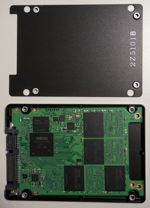 2.5인치 HDD 폼 팩터를 가진 SSD. 내부 구조가 보인다. 컨트롤러, DRAM 메모리, 4개의 NAND 플래시가 있다. 각 NAND는 32GB이다.