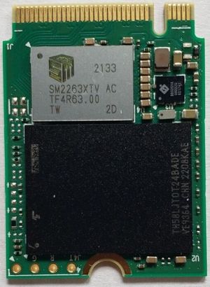 이 NVMe SSD는 2230 크기로, DRAM 메모리 없이 하나의 NAND 플래시만 있는 더 작은 컨트롤러 칩을 가지고 있다.