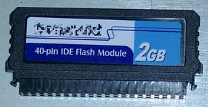 2GB 용량의 Disk-on-a-module (DOM) PATA 인터페이스 SSD