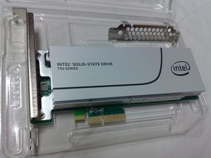 NVM Express를 논리 장치 인터페이스로 사용하는 SSD, PCI Express 3.0 ×4 확장 카드 형태