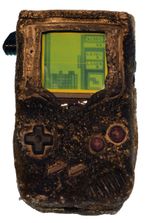 공개 전시된 폭탄에 손상된 게임 보이