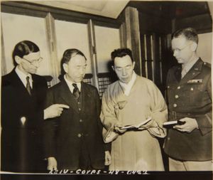 미국성서공회에서 대한성서공회로 보낸 6만 권의 한글 성서를 검토하는 대한성서공회 총무 정태응(왼쪽에서 두 번째)와 김규식(왼쪽에서 세 번째).