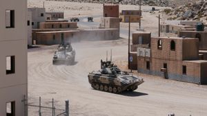 M113A3/BMP-2가 포트 어윈 국립 훈련 센터에서 시연하는 동안 M113A3/MBT를 따르고 있다.