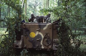 독일에서 열린 훈련 REFORGER '85 동안 NBC 방호 장비를 갖춘 M106 박격포 수송차 및 승무원