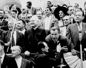 1959년 노동절 퍼레이드에서 노동 지도자 데이비드 두빈스키, 로버트 F. 와그너 주니어 시장, 스펠만 추기경과 함께한 록펠러