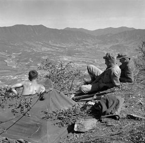 펀치볼 전투 중 해안 분지를 내려다보는 능선에 있는 미 해병대