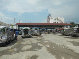 칼람바 중앙 터미널의 지프니