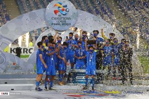 2020년 두 번째 AFC 챔피언스 리그 우승컵을 들어 올리는 울산 현대 선수들