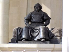 몽골 국가 정부 궁전 정면에서 왼쪽으로 있는 오고타이 동상