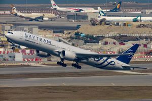 아에로플로트 보잉 777이 홍콩 국제공항을 출발하는 모습