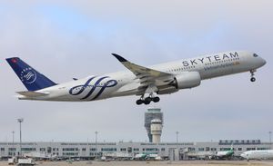 베트남 항공의 에어버스 A350-900 XWB가 타오위안 국제공항에서 스카이팀 특별 도장을 하고 있다.