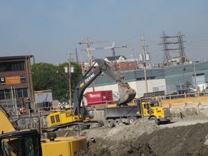 작업중인 백호와 덤프트럭