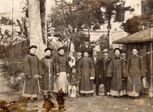 황준헌(앞줄 가운데)과 가족, 1900년경