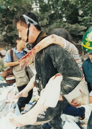 붕괴 후 구조된 소방관