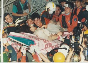 붕괴된 건물 잔해 속에서 생존자를 구조하는 모습