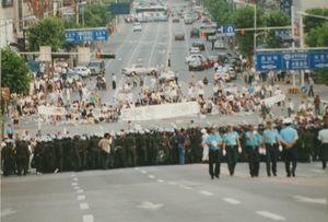 붕괴 사고 이후 안전 불감증과 부실 공사에 대한 시민들의 항의 시위