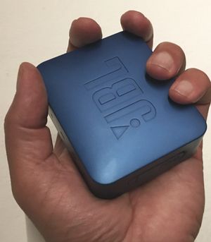 음악 재생을 위해 주로 제작된 블루투스 스피커의 가장 작은 크기를 나타내는 휴대용 스피커