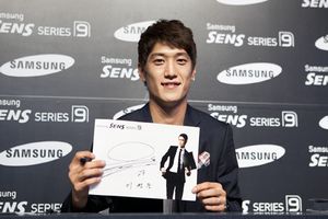 축구선수 이청용이 삼성 센스 시리즈 9을 들고 있다.