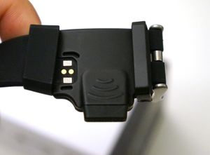 스트랩 내장 HOT Watch 스피커 및 마이크 (왼쪽은 자기 충전 핀)