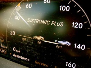 메르세데스-벤츠 W221의 "디스트로닉 플러스" 디스플레이