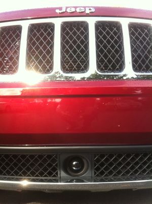 하단 그릴 중앙에 위치한 지프 어댑티브 크루즈 컨트롤 레이더 센서