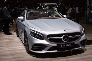 메르세데스-벤츠 S 450 4MATIC 쿠페. 전방을 향하는 디스트로닉 센서는 일반적으로 메르세데스-벤츠 로고와 전면 그릴 뒤에 위치한다.