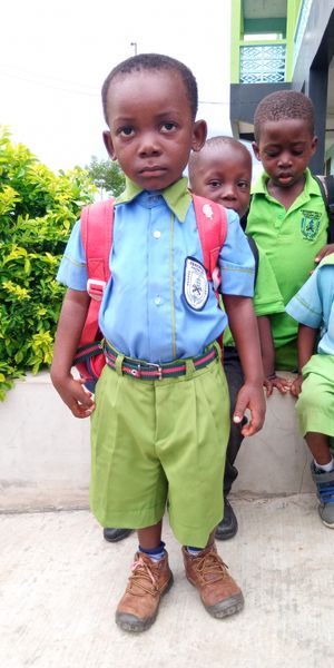 가나의 유치원 남자아이가 교복을 입고 있다.