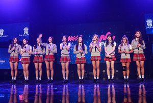 2017년 공연 중 교복과 유사한 의상을 착용한 걸그룹 K팝