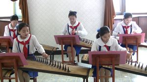 교복을 입은 북한 여학생들.