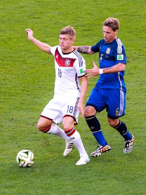 크로스(왼쪽)가 2014년 FIFA 월드컵 결승전에서 뛰는 모습