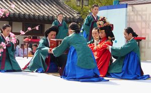 궁녀들이 명성황후의 결혼식에 참여하여 새 왕비를 보좌하는 모습 (2006년 재연)