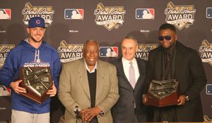 브라이언트 (맨 왼쪽)와 데이비드 오티스 (맨 오른쪽)가 행크 애런 (가운데 왼쪽)과 커미셔너 롭 맨프레드 (가운데 오른쪽)와 함께 2016년 행크 애런 상을 수상한 후의 모습.