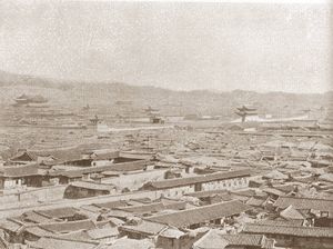 1894년 한성의 모습(앞쪽 서십자각,일렬로 광화문,흥례문,근정문,근정전이 정연하게 보인다)