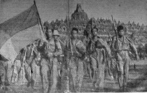 1947년 3월 보로부두르 앞에서 인도네시아 군인