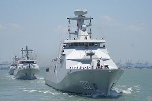인도네시아 해군 프리깃 KRI 이 구스티 응우라 라이 332 및 코르벳 KRI 술탄 하사누딘 366, KRI 술탄 이스칸다르 무다 367