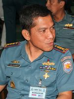 인도네시아 해군 장교(수병대령)가 근무복(PDH)을 입고 있다.