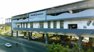 거대한 역의 외관