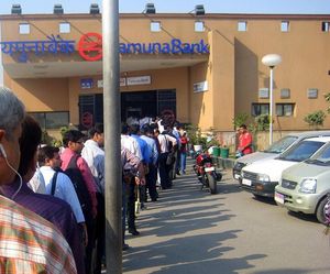 승차권을 구입하려는 사람들로 붐비는 역