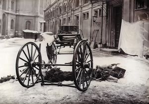 폭탄 테러로 파괴된 마차의 잔해