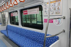 차내. 출입문 사이가 10인석에서 9인석으로 변경되었다. (여성 배려칸 차내.)