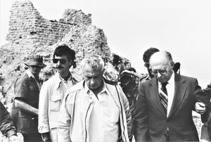 메나헴 베긴과 아리엘 샤론이 1982년 6월 IDF군에 의해 보퍼 요새가 점령된 후 그곳에 있다.