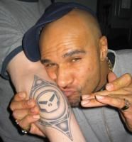 2001년 "Metalheadz" 문신 옆의 골디