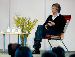 빌 어거스트는 야심찬 대작 영화를 만들고자 공동 각색 및 연출을 맡아 정복자 펠레를 제작했다.