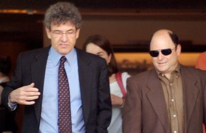 2010년 5월 앨런 혼과 함께 있는 알렉산더