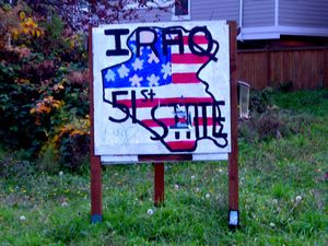 워싱턴주 시애틀 주민이 손수 만든 표지판을 통해 이라크 공화국이 미국의 51번째 주라고 익살스럽게 선언하고 있다.