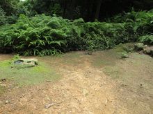 빙구시문오른쪽은 원 초석, 왼쪽은 복제 초석.