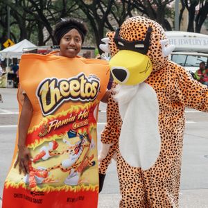 체스터 치타와 함께 플레밍 핫 의상을 입은 젊은 여성