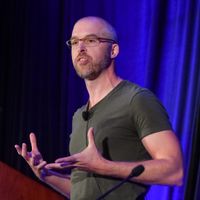 찰리 클리블랜드(왼쪽)와 요나스 보텔(오른쪽)이 2019년 게임 개발자 컨퍼런스에서 발표하고 있다.