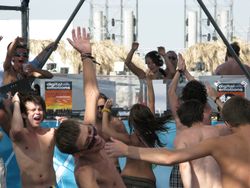 크리미아의 카자нтип 페스티벌에서의 댄스 파티. 일렉트로닉 댄스 음악.