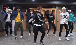 투포케이가 연습실에서 안무를 선보이고 있다